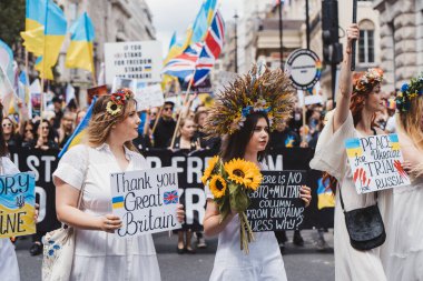 Londra / İngiltere - 02 / 07 / 2022: Londra LGBTQ Onur Yürüyüşünü kutlayan bayrakları ve sancaklarıyla Ukraynalılar