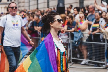 Londra / İngiltere - 02 / 07 / 2022: Londra LGBTQ Onur Yürüyüşünü kutlayan bayrakları ve sancakları olanlar