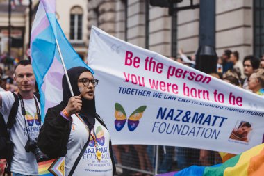 Londra / İngiltere - 02 / 07 / 2022: NAZ & MATT Londra LGBTQ Onur Yürüyüşünü kutlayan Ukrayna bayrakları ve afişleriyle