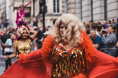 Londra / İngiltere - 02 / 07 / 2022: Londra LGBTQ Onur Yürüyüşünü kutlayan bayraklı Coca Cola çalışanları