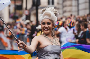 Londra / İngiltere - 02 / 07 / 2022: Londra LGBTQ Onur Yürüyüşünü kutlayan bayraklı Coca Cola çalışanları