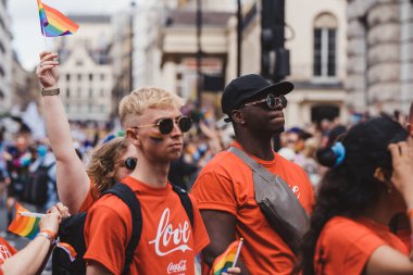 Londra / İngiltere - 02 / 07 / 2022: Londra LGBTQ Onur Yürüyüşünü kutlayan bayraklı Coca Cola çalışanları