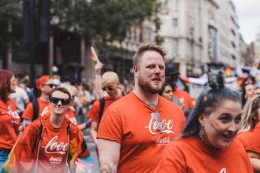 Londra / İngiltere - 02 / 07 / 2022: Londra LGBTQ Onur Yürüyüşünü kutlayan bayraklı Coca Cola çalışanları