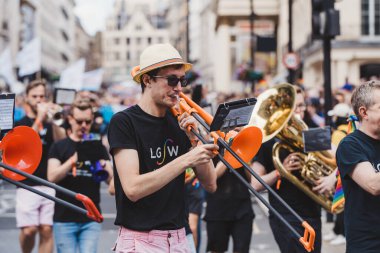 Londra / İngiltere - 02 / 07 / 2022: Londra Gey Senfoni Rüzgarları Londra LGBTQ Onur Yürüyüşünü Kutluyor