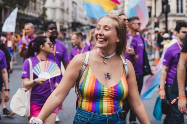 Londra / İngiltere - 02 / 07 / 2022: Londra LGBTQ Onur Yürüyüşünü kutlayan bayrakları ve sancakları olanlar
