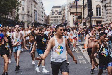 Londra / İngiltere - 02 / 07 / 2022: Londra LGBTQ Onur Yürüyüşünü kutlayan bayrakları ve sancakları olanlar