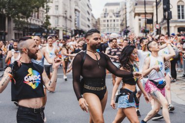 Londra / İngiltere - 02 / 07 / 2022: Londra LGBTQ Onur Yürüyüşünü kutlayan bayrakları ve sancakları olanlar