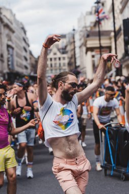 Londra / İngiltere - 02 / 07 / 2022: Londra LGBTQ Onur Yürüyüşünü kutlayan bayrakları ve sancakları olanlar