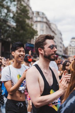Londra / İngiltere - 02 / 07 / 2022: Londra LGBTQ Onur Yürüyüşünü kutlayan bayrakları ve sancakları olanlar