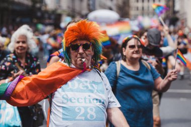 Londra / İngiltere - 02 / 07 / 2022: Londra LGBTQ Onur Yürüyüşünü kutlayan bayrakları ve sancakları olanlar