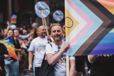Londra / İngiltere - 02 / 07 / 2022: Londra LGBTQ Onur Yürüyüşünü kutlayan bayraklı Camden Halkı