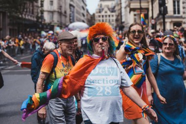 Londra / İngiltere - 02 / 07 / 2022: Londra LGBTQ Onur Yürüyüşünü kutlayan bayrakları ve sancakları olanlar