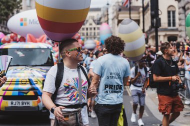 Londra / İngiltere - 02 / 07 / 2022: Microsoft çalışanları ve bayrakları Londra LGBTQ Onur Yürüyüşünü kutluyor