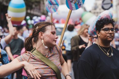 Londra / İngiltere - 02 / 07 / 2022: Londra LGBTQ Onur Yürüyüşünü kutlayan bayraklı Camden Halkı