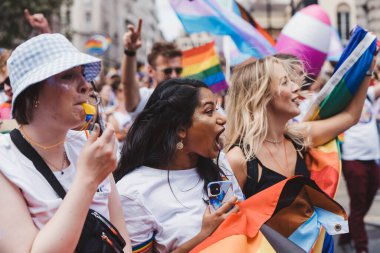 Londra / İngiltere - 02 / 07 / 2022: Microsoft çalışanları ve bayrakları Londra LGBTQ Onur Yürüyüşünü kutluyor