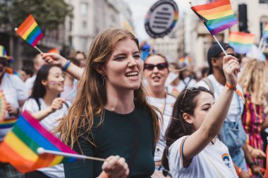 Londra / İngiltere - 02 / 07 / 2022: Londra LGBTQ Onur Yürüyüşünü kutlayan bayrakları ve sancakları olanlar