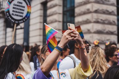 Londra / İngiltere - 02 / 07 / 2022: Londra LGBTQ Onur Yürüyüşünü kutlayan bayrakları ve sancakları olanlar