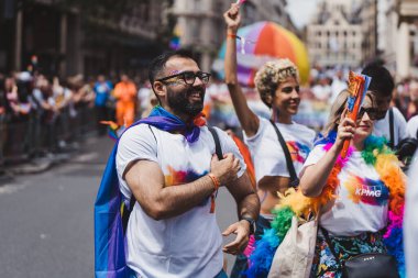 Londra / İngiltere - 02 / 07 / 2022: Londra LGBTQ Onur Yürüyüşünü kutlayan bayrakları ve sancakları olanlar