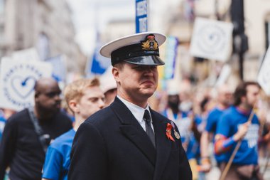 Londra / İngiltere - 02 / 07 / 2022: Londra LGBTQ Onur Yürüyüşünü kutlayan bayraklar ve pankartlarla Terrence Higgins Trust