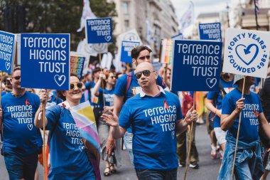 Londra / İngiltere - 02 / 07 / 2022: Londra LGBTQ Onur Yürüyüşünü kutlayan bayraklar ve pankartlarla Terrence Higgins Trust
