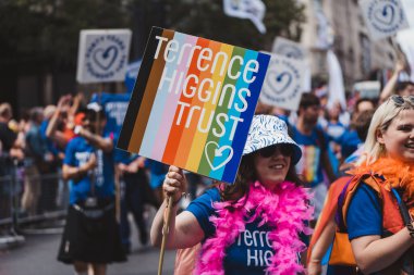 Londra / İngiltere - 02 / 07 / 2022: Londra LGBTQ Onur Yürüyüşünü kutlayan bayraklar ve pankartlarla Terrence Higgins Trust