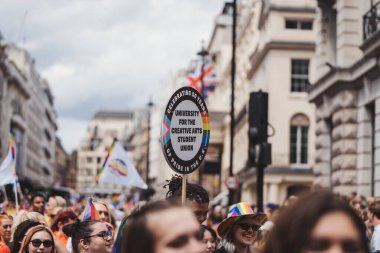 Londra / İngiltere - 02 / 07 / 2022: Londra LGBTQ Onur Yürüyüşünü kutlayan bayrakları ve sancakları olanlar