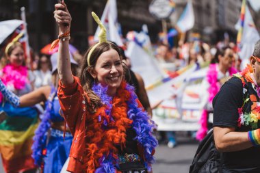 Londra / İngiltere - 02 / 07 / 2022: Londra LGBTQ Onur Yürüyüşünü kutlayan bayrakları ve sancakları olanlar