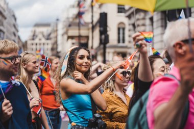 Londra / İngiltere - 02 / 07 / 2022: Londra LGBTQ Onur Yürüyüşünü kutlayan bayraklı ve sancaklı Kuzey Büyükelçilikleri