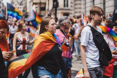Londra / İngiltere - 02 / 07 / 2022: Londra LGBTQ Onur Yürüyüşünü bayrak ve sancaklarla kutlayan Meksika Büyükelçiliği