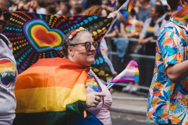 Londra / İngiltere - 02 / 07 / 2022: Londra LGBTQ Onur Yürüyüşünü kutlayan bayrakları ve sancakları olanlar