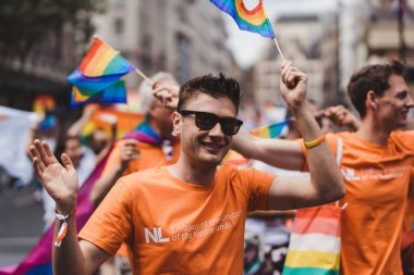 Londra / İngiltere - 02 / 07 / 2022: Londra LGBTQ Onur Yürüyüşünü kutlayan bayrakları ve sancakları olanlar