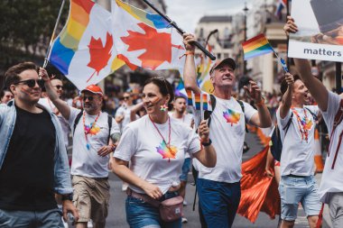 Londra / İngiltere - 02 / 07 / 2022: Londra LGBTQ Onur Yürüyüşünü kutlayan bayraklı Kanada Büyükelçiliği