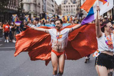 Londra / İngiltere - 02 / 07 / 2022: Londra LGBTQ Onur Yürüyüşünü kutlayan bayraklı Kanada Büyükelçiliği