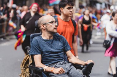 Londra / İngiltere - 02 / 07 / 2022: Londra LGBTQ Onur Yürüyüşünü kutlayan bayrakları ve sancakları olanlar