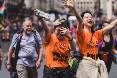 Londra / İngiltere - 02 / 07 / 2022: Londra LGBTQ Onur Yürüyüşünü kutlayan bayrakları ve sancakları olanlar
