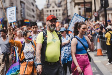 Londra / İngiltere - 02 / 07 / 2022: Londra LGBTQ Onur Yürüyüşünü kutlayan bayrakları ve sancakları olanlar