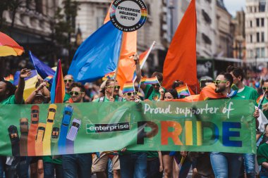 Londra / İngiltere - 02 / 07 / 2022: Londra LGBTQ Onur Yürüyüşünü kutlayan bayraklar ve sancaklarla Atılgan