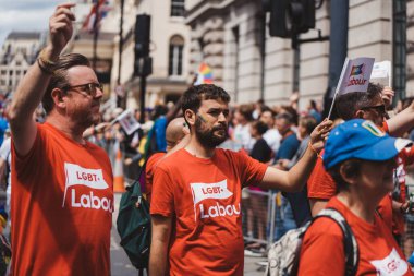 Londra / İngiltere - 02 / 07 / 2022: Londra LGBTQ Onur Yürüyüşünü bayrak ve sancaklarla kutlayan İşçi Partisi