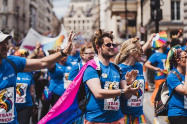 Londra / İngiltere - 02 / 07 / 2022: Londra Hayvanat Bahçesi Londra LGBTQ Onur Yürüyüşünü kutluyor