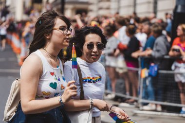 Londra / İngiltere - 02 / 07 / 2022: Londra LGBTQ Onur Yürüyüşünü kutlayan bayraklar ve pankartlarla Sadece Ye