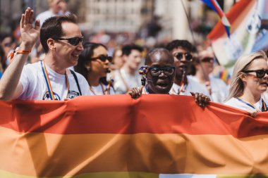 Londra / İngiltere - 02 / 07 / 2022: Londra LGBTQ Onur Yürüyüşünü kutlayan bayraklar ve pankartlarla Sadece Ye