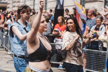 Londra / İngiltere - 02 / 07 / 2022: Londra LGBTQ Onur Yürüyüşünü kutlayan bayraklar ve pankartlarla Sadece Ye