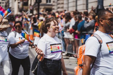 Londra / İngiltere - 02 / 07 / 2022: Londra LGBTQ Onur Yürüyüşünü kutlayan bayrakları ve sancakları olanlar