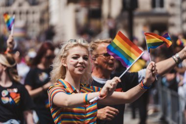 Londra / İngiltere - 02 / 07 / 2022: Londra LGBTQ Onur Yürüyüşünü kutlayan bayrakları ve sancakları olanlar