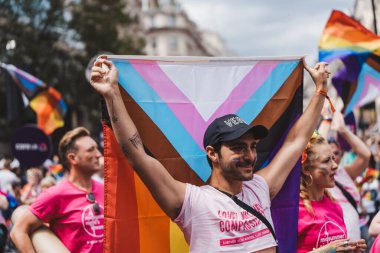 Londra / İngiltere - 02 / 07 / 2022: Londra LGBTQ Onur Yürüyüşünü kutlayan bayraklar ve sancaklarla İngiltere