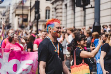 Londra / İngiltere - 02 / 07 / 2022: Londra LGBTQ Onur Yürüyüşünü kutlayan bayrakları ve sancakları olanlar