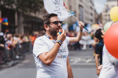 Londra / İngiltere - 02 / 07 / 2022: Londra LGBTQ Onur Yürüyüşünü kutlayan bayrakları ve sancakları olanlar