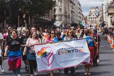 Londra / İngiltere - 02 / 07 / 2022: Londra LGBTQ Onur Yürüyüşünü kutlayan bayrakları ve sancakları olanlar