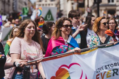 Londra / İngiltere - 02 / 07 / 2022: Londra LGBTQ Onur Yürüyüşünü kutlayan bayrakları ve sancakları olanlar