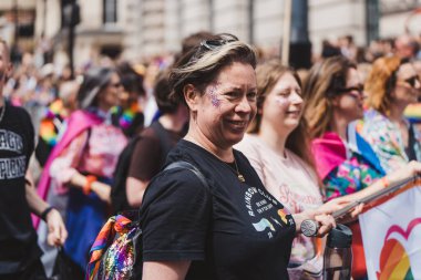 Londra / İngiltere - 02 / 07 / 2022: Londra LGBTQ Onur Yürüyüşünü kutlayan bayrakları ve sancakları olanlar